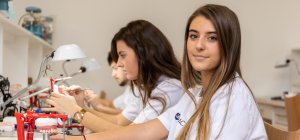 Alumnas de Prótesis Dentales modelando una prótesis completa