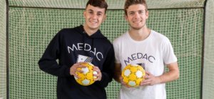 Dos alumnos con balón en el Grado Superior en Enseñanza y Animación Sociodeportiva