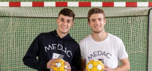 Dos alumnos con balón en el Grado Superior en Enseñanza y Animación Sociodeportiva