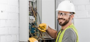 Técnico en Instalaciones Eléctricas arreglando un cuadro eléctrico