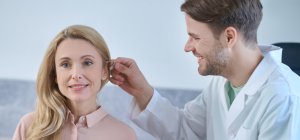 Audiometrista realizando una revisión auditiva a una paciente