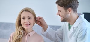 Audiometrista realizando una revisión auditiva a una paciente