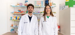 alumnos de farmacia en madrid en el aula taller de farmacia