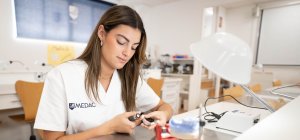 alumna prótesis dental