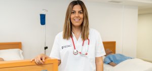 alumna de TCAE Madrid en un aula taller de enfermería