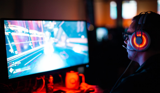 Gamer compitiendo en un juego individual