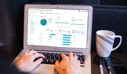 Portátil con gráficas de analítica web