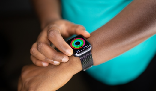 Deportista comprobando su actividad en un smartwatch