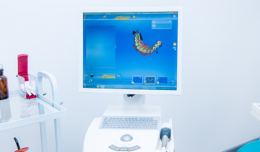 Pantalla con un diseño de piezas dentales en un gabinete dental