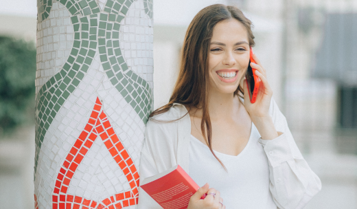 Mujer hablando por teléfono en la calle