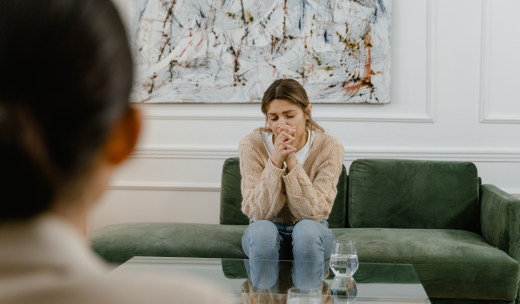 Mediador hablando con una mujer con gesto triste y preocupado