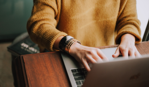 Copywriter redactando contenidos en un portátil