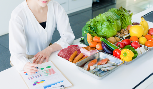 Varios alimentos en bandejas y una especialista haciendo una clasificación