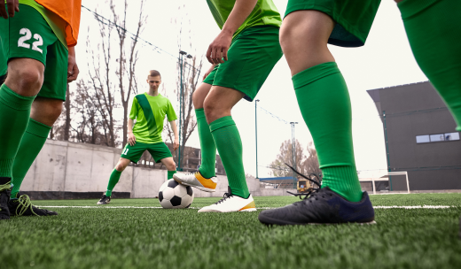 Equipo de jugadores jóvenes atacando y defendiendo en un campo de fútbol