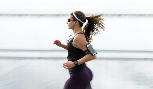 Mujer deportista haciendo running