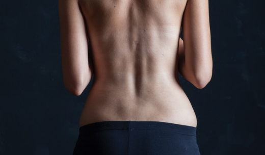 Espalda femenina desnuda mostrando la zona lumbar