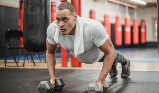 Deportista preparándose para las pruebas físicas de una oposición en el gimnasio