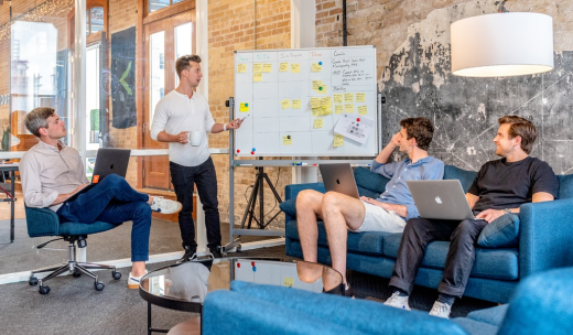 Equipo de trabajo planificando la estrategia financiera en un coworking