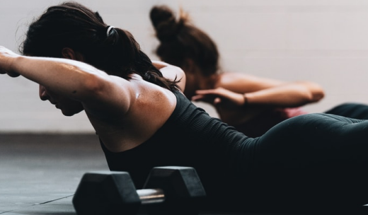 Mujeres haciendo entrenamiento funcional en el suelo