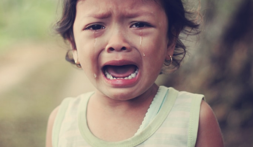 Primer plano de una niña pequeña llorando