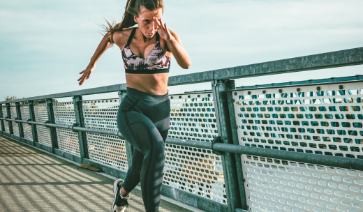 Atleta haciendo running por un puente