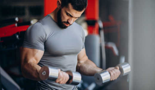 Deportista ejecutando un programa de hipertrofia en un gimnasio