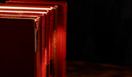 Primer plano de seis libros de leyes de color rojo
