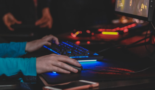 Detalle de manos de un gamer en plena competición