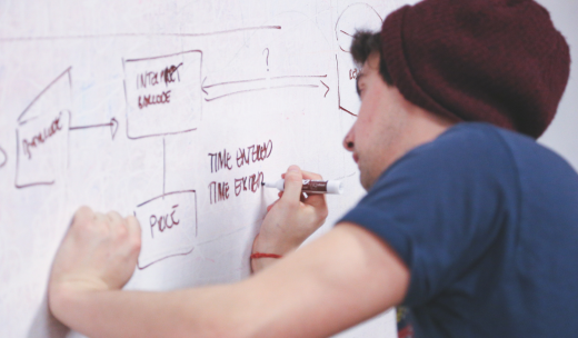 Coach de esports organizando el calendario de competición de su equipo
