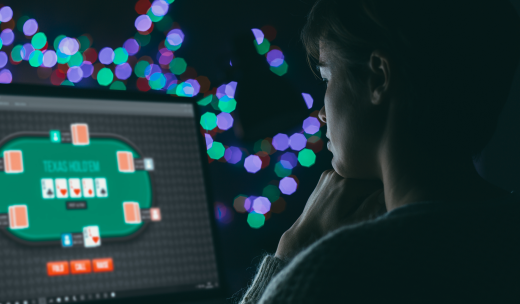 Jugadora concentrada en una partida de poker online