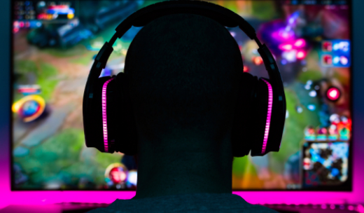 Gamer de espaldas jugando a un juego MOBA con cascos