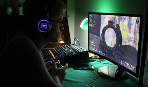 Gamer jugando a un juego de shooter
