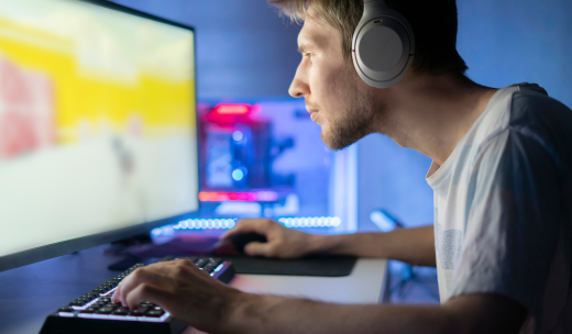 Gamer jugando una partida mirando atentamente a la pantalla