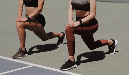 Mujeres deportistas entrenando el tren inferior en exterior