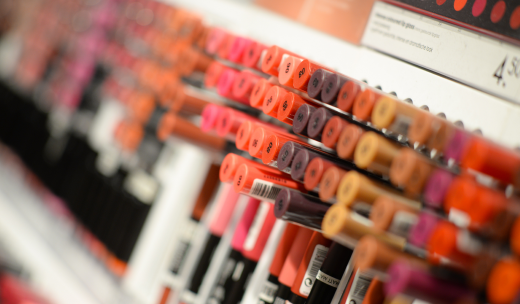 Primer plano de un expositor de labiales de diferentes colores
