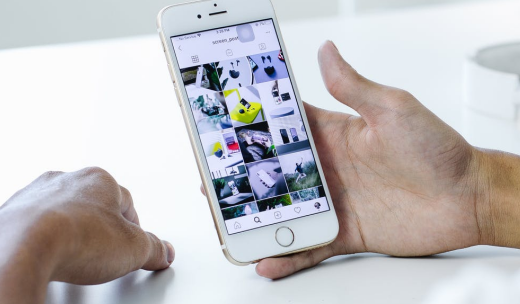 Feed de instagram en la pantalla de un smartphone