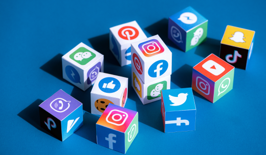 Cubos coloridos con logotipos de redes sociales