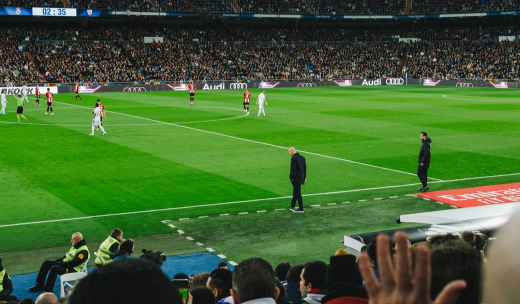 Vista desde la grada de un partido de fútbol de la liga española