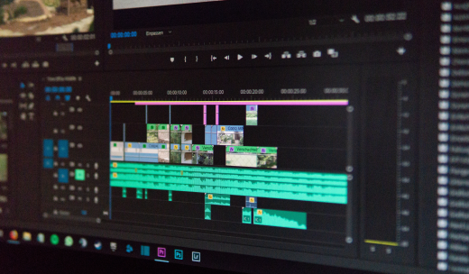 Pantalla de ordenador mostrando un programa de edición de video