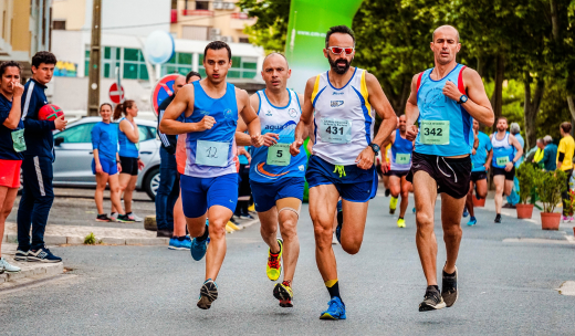 Deportistas corriendo durante una maratón con público alrededor