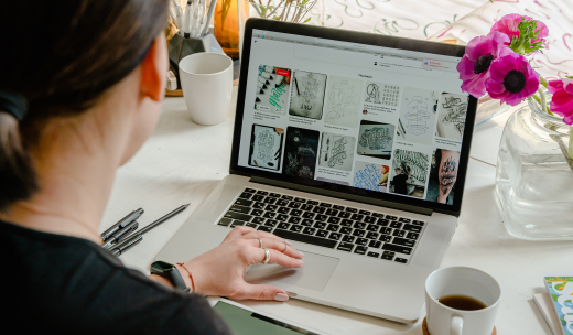Diseñadora web buscando ideas de lettering en su portátil