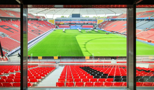 Un estadio de fútbol visto desde la pecera dónde está el comentarista