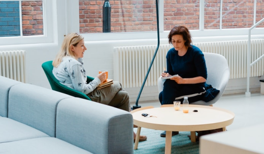 Dos mujeres charlando en una sala