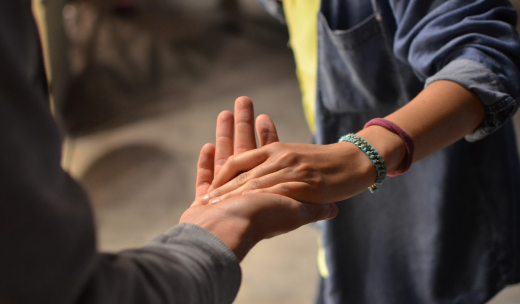 Una mujer dándole la mano a una persona