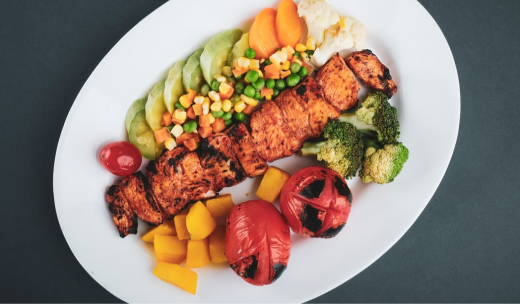 Un plato compuesto de diferentes tipos de verduras y carne