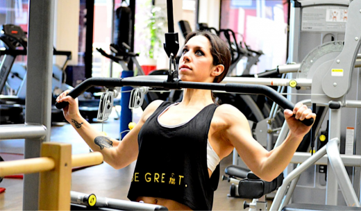 Mujer haciendo un ejercicio de estiramiento en un gimnasio