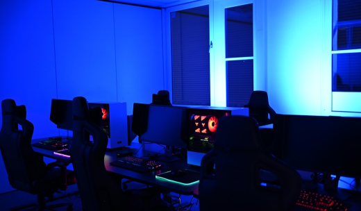 Una sala con sillones gaming y ordenadores