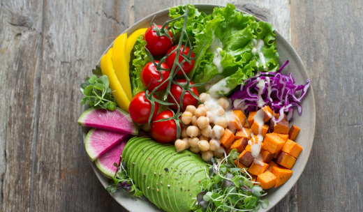Un bol encima de una mesa con diferentes verduras y hortalizas