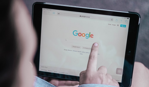 Un dedo señalando la pantalla de una tablet a la página del buscador de google