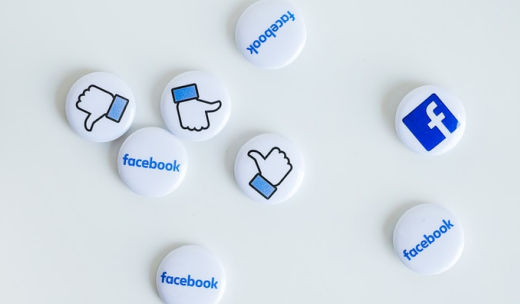 Ocho pines de Facebook encima de una mesa